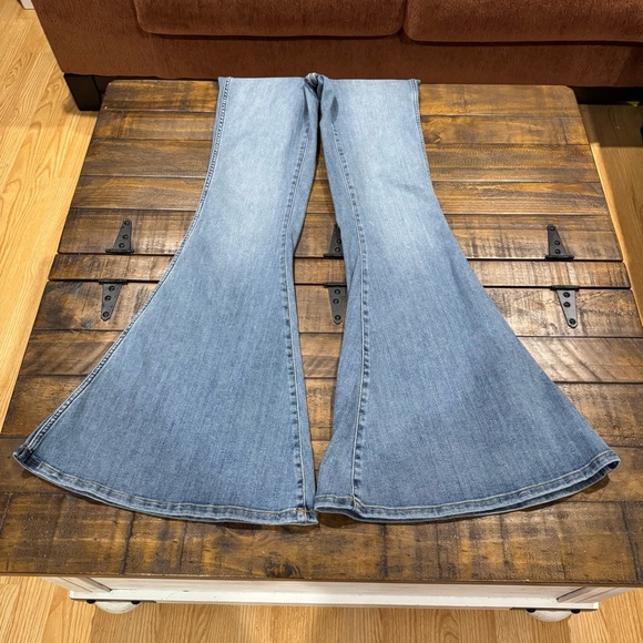 Wrangler Ladies Lainey Wilson Daydream Medium Blue Flare Bell Bottoms Size 26x34 - Picture 5 of 13